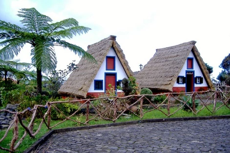 casas típicas em forma triangular, revestidas de colmo