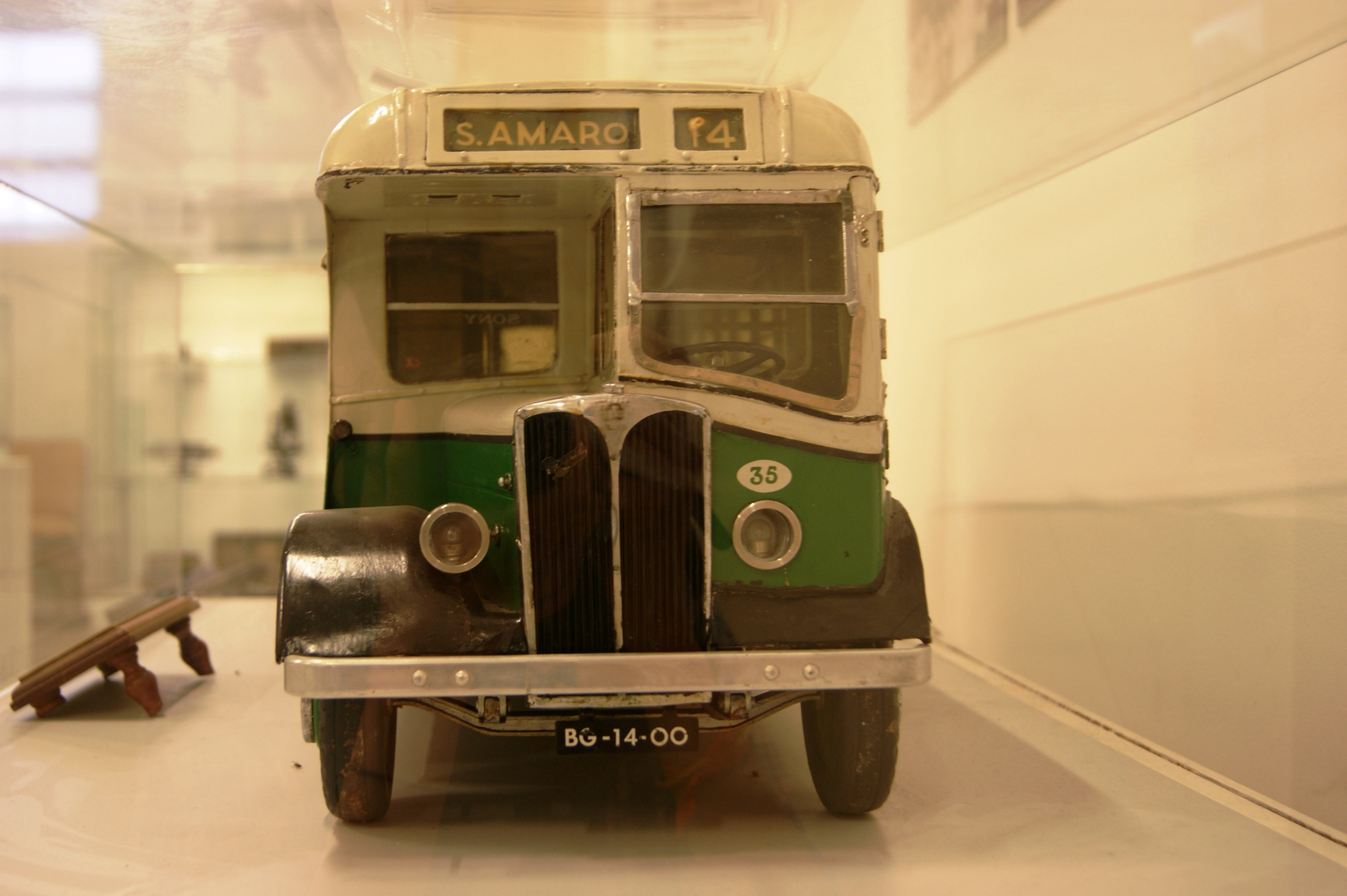 Autocarro de dois andares, com linhas semelhantes às de carros antigos