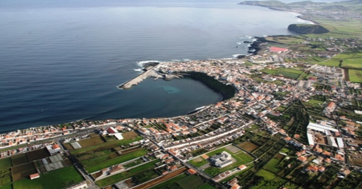 Vista aérea do litoral de uma ilha Açoriana